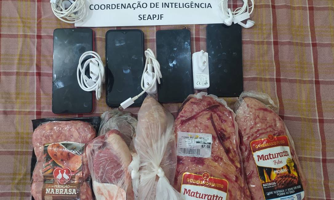 Celulares e carne foram apreendidos na galeria de Glaidson Acácio, que acabou sendo transferido para presídio de segurança máxima Foto: Divulgação / Divulgação Seap