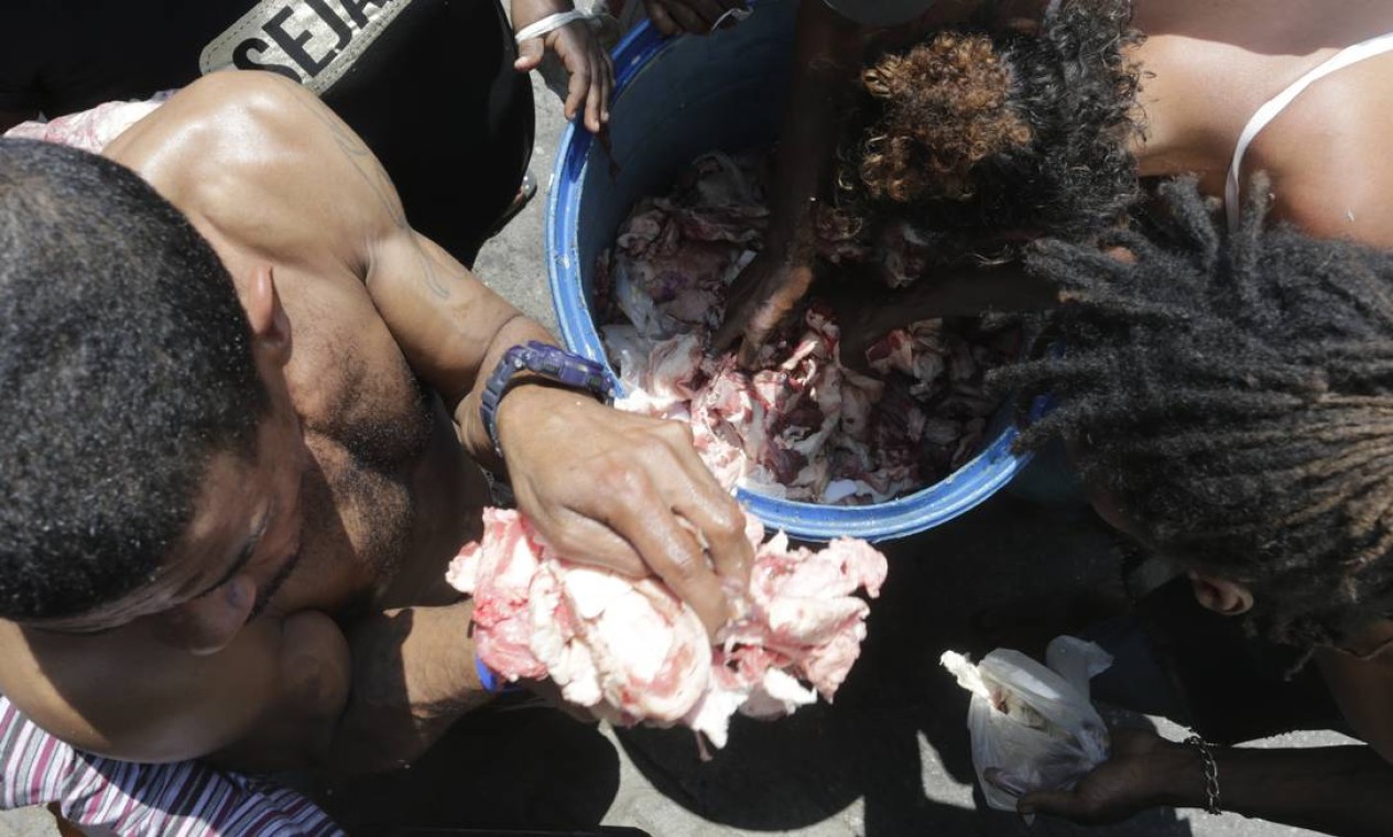 Pobreza extrema que
leva pessoas a garimpar restos
foi acentuada no Brasil durante
a pandemia de Covid-19 Foto: Domingos Peixoto / Agência O Globo