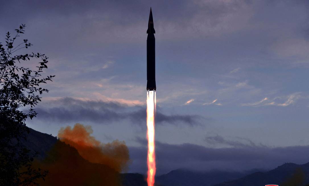 Imagem divulgada pela KCNA, a agência de notícias estatal da Coreia do Norte, mostra o lançamento de um míssil hipersônico por Pyongyang Foto: KCNA / via AFP