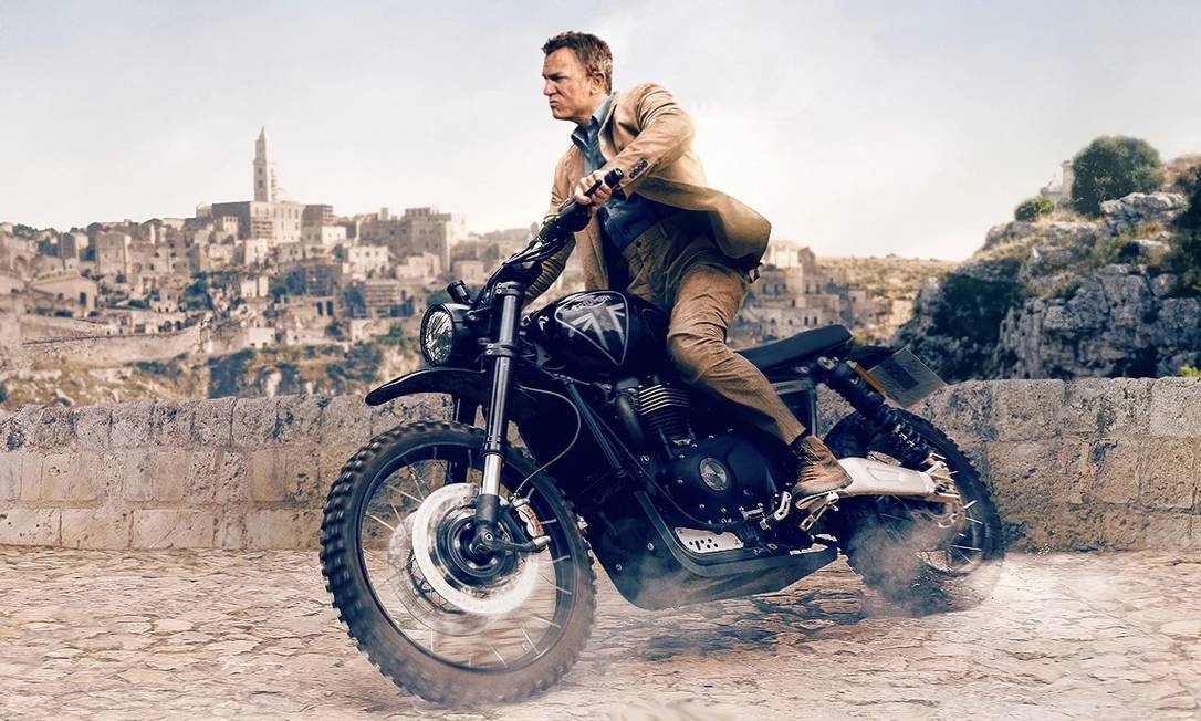 Imagem promocional do filme '007 - Sem tempo para morrer' mostra o protagonista James Bond (Daniel Craig) andando de motocicleta em Matera, na Itália Foto: Reprodução