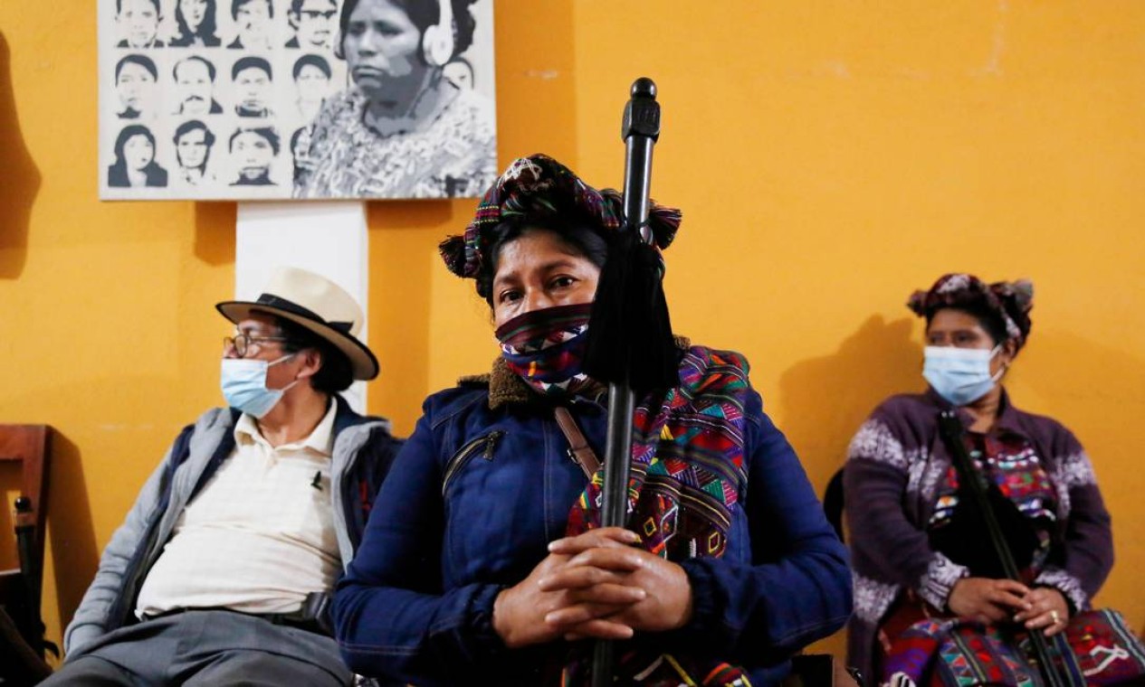 Líderes indígenas se reúnem depois que autoridades locais impediram uma exumação no local onde as crianças da comunidade indígena Chiul massacradas na guerra civil da Guatemala estão enterradas, em Nebaj Foto: LUIS ECHEVERRIA / REUTERS