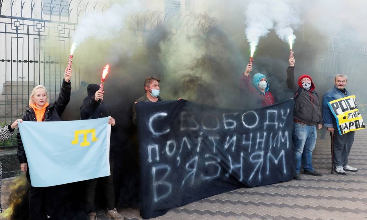 Ativistas de direitos humanos realizam manifestação em apoio aos prisioneiros ucranianos cujas prisões na Rússia e na Crimeia, dizem eles, é por motivos políticos em frente à embaixada russa em Kiev, Ucrânia Foto: GLEB GARANICH / REUTERS