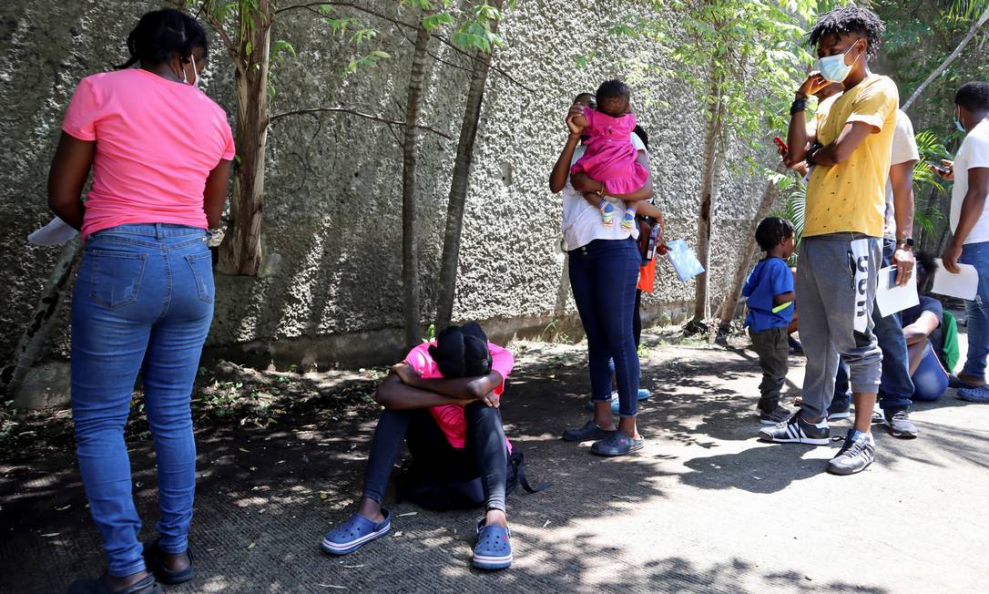 Migrantes, a maioria haitianos, esperam em fila pela solicitação de asilo em estádio na cidade de Tapachula, no México Foto: JOSE TORRES / REUTERS