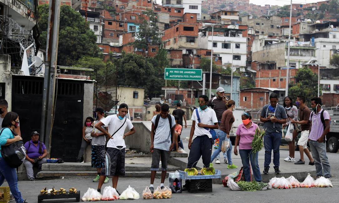 Vendedores ambulantes trabalham em rua da favela de Petare durante quarentena nacional em Caracas, Venezuela Foto: MANAURE QUINTERO / Reuters/20-04-2020
