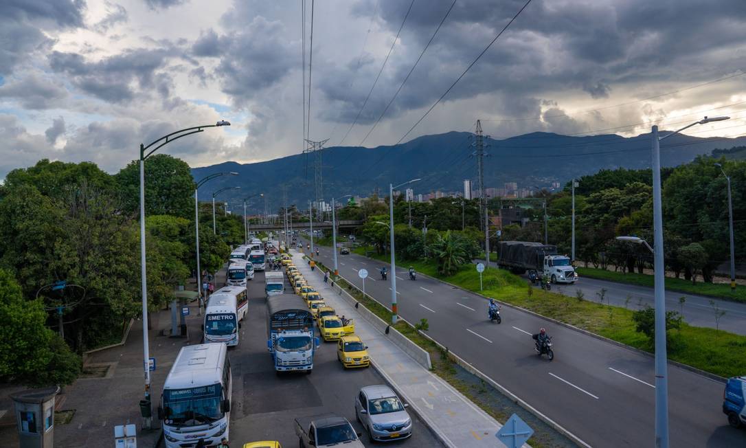 Táxis e ônibus parados em uma rodovia nos arredores de Medellín, na Colômbia Foto: Edinson Arroyo / Bloomberg