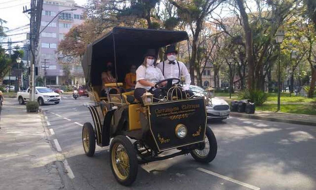 O novo modelo de charrete elétrica substitui os carros com tração animal e está em testes no centro histórico de Petrópolis Foto: Divulgação
