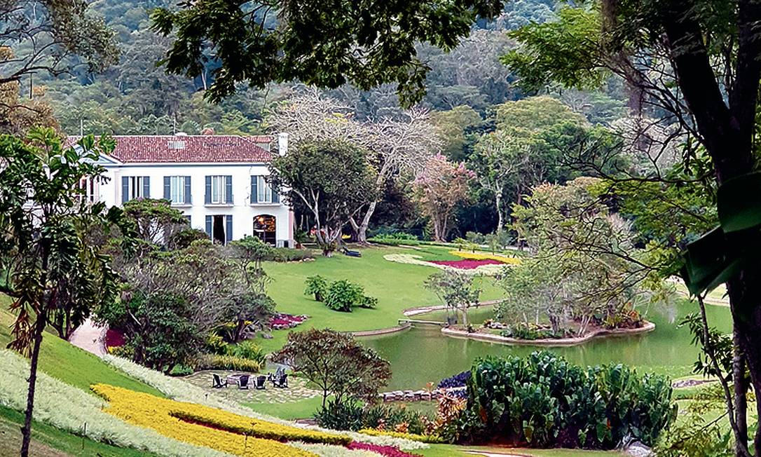 Em primeiro plano, o jardim de Roberto Burle Marx, que emoldura o visual do prédio principal da Casa Marambaia, hotel-butique em Petropolis Foto: Marcelo Balbio / O Globo