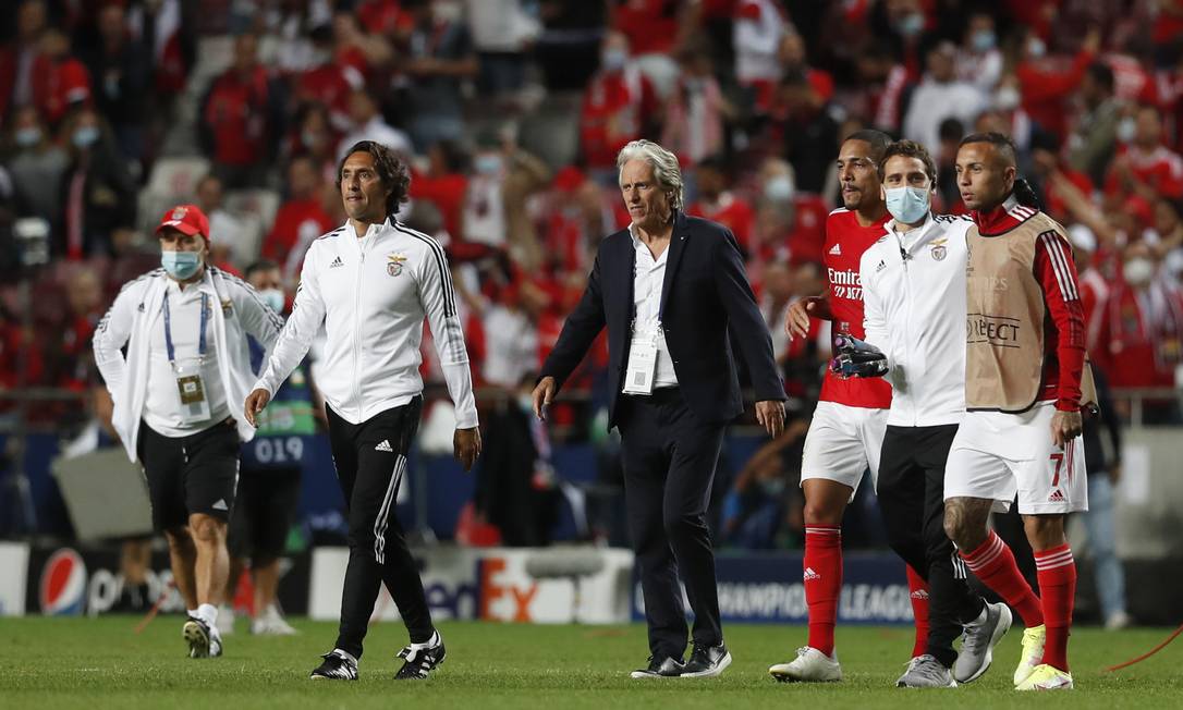 Jorge Jesus ao lado dos jogadores do Benfica após a vitória sobre o Barcelona Foto: Pedro Nunes/Reuters