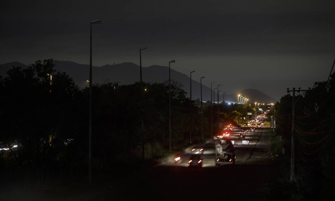 RI - Rio de Janeiro (RJ) 23/09/2021 - Problemas na Avenida Brasil. Trecho sem luz em Santa Cruz. Foto Alexandre Cassiano Foto: Agência O Globo