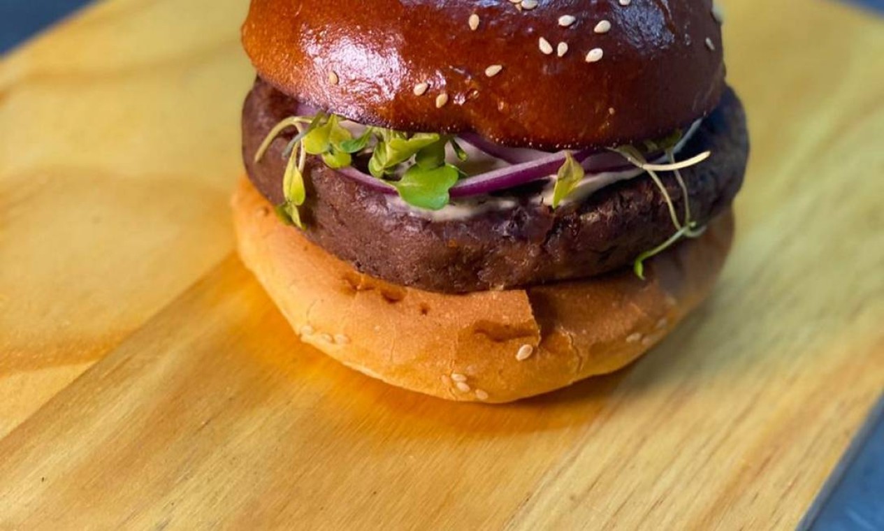 Macio. O Desencarnado (R$32) é o novo sanduíche vegetariano da Encarnado Burger (96988-6858). É feito com hambúrguer de feijão azuki, azeite defumado e sour cream servido em no pão brioche Foto: Divulgação