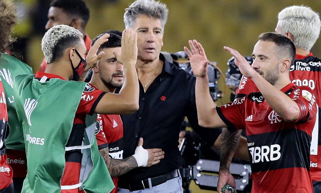 Renato Gaúcho celebra com os jogadores do Flamengo Foto: FRANKLIN JACOME / AFP