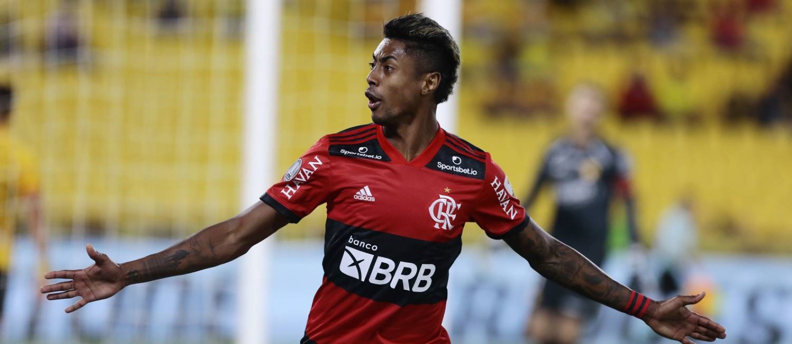 Bruno Henrique comemora um de seus dois gols Foto: FRANKLIN JACOME / Pool via REUTERS