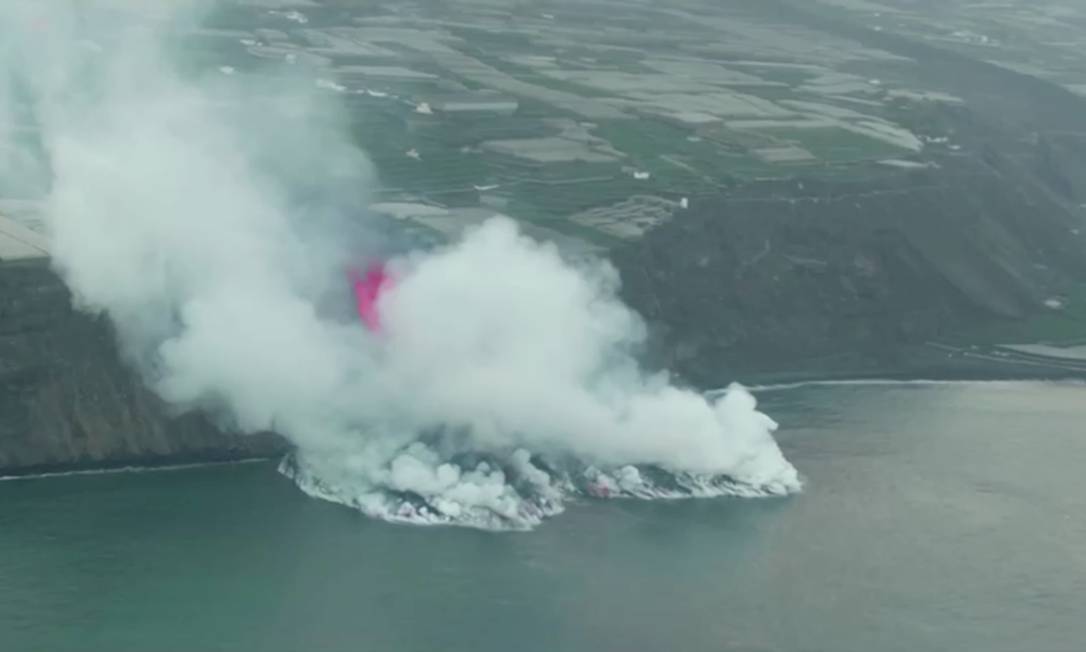 Gases gerados pelo encontro do magma com o Oceano Atlntico preocupa Foto: REUTERS TV / REUTERS