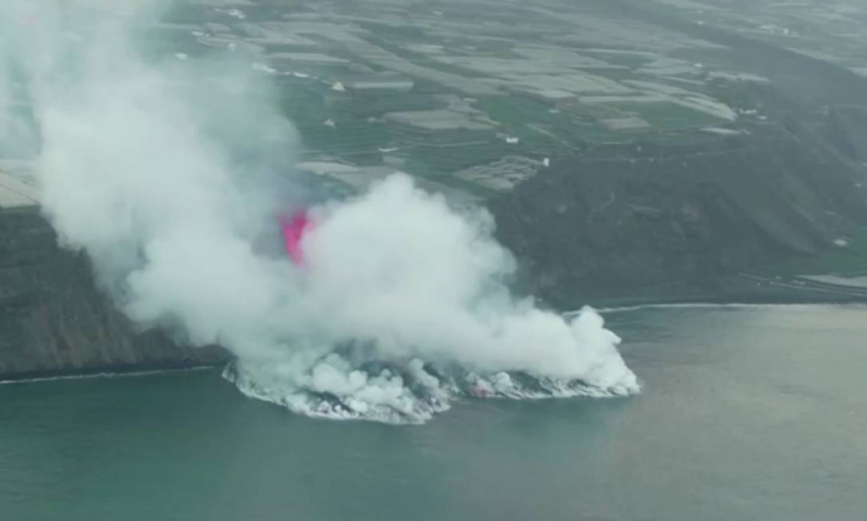 Gases gerados pelo encontro do magma com o Oceano Atlântico preocupa Foto: REUTERS TV / REUTERS