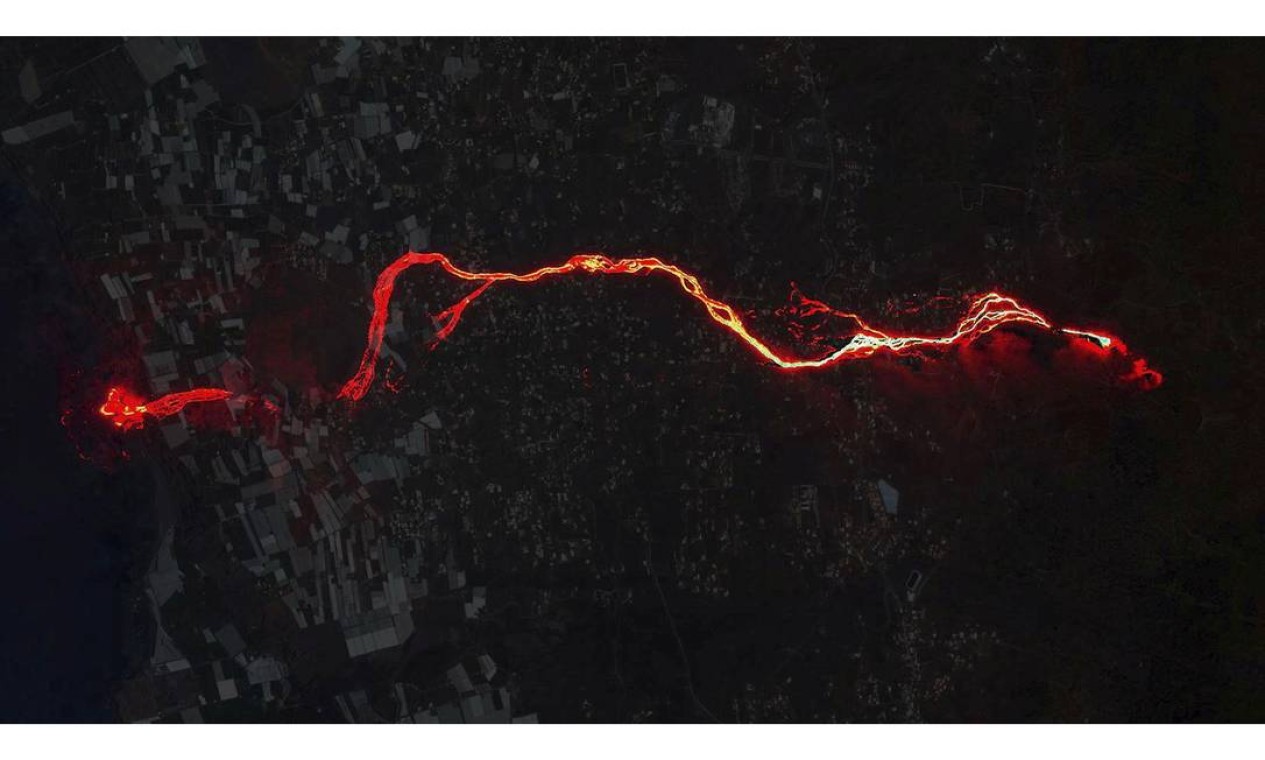 Imagem de satélite mostra do fluxo de lava do vulcão Cumbre Vieja nas ilhas Canárias de La Palma, Espanha, depois de atingir o Oceano Atlântico Foto: Maxar Technologies / via REUTERS