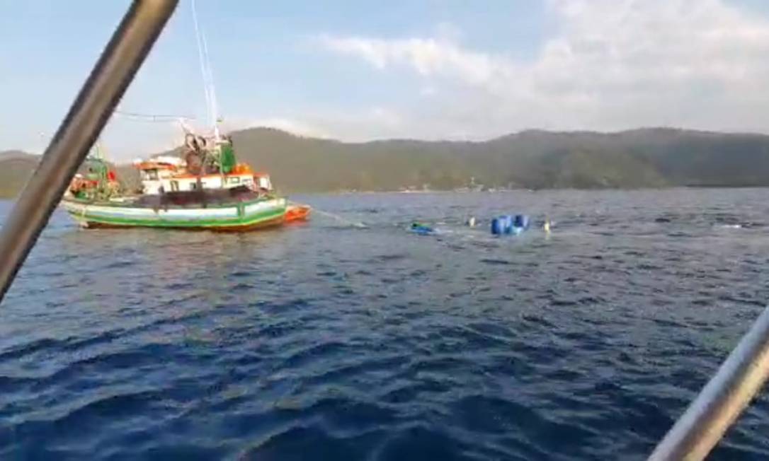 Embarcação onde estava casal morto em Angra é retirada do mar Foto: Divulgação/Polícia Civil