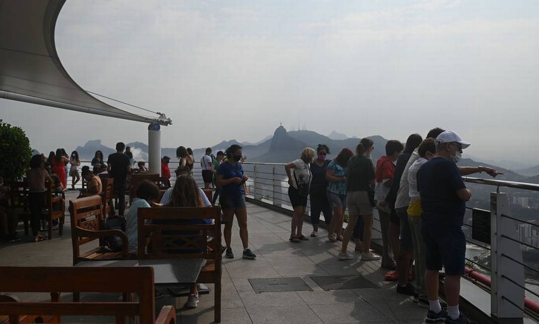 Turistas se reúnem no mirante do Pão de Açúcar, no Rio de Janeiro Foto: Andre Borges / Bloomberg