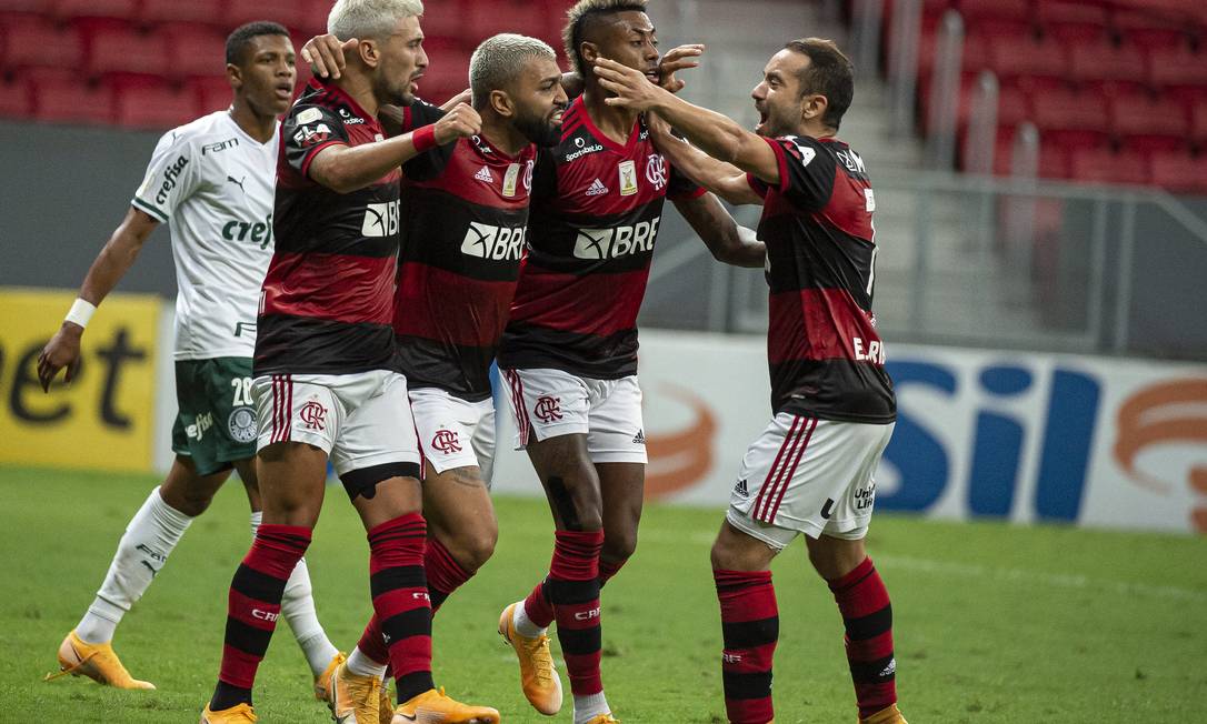 Quem tem mais vitórias no retrospecto histórico entre Flamengo x Palmeiras?