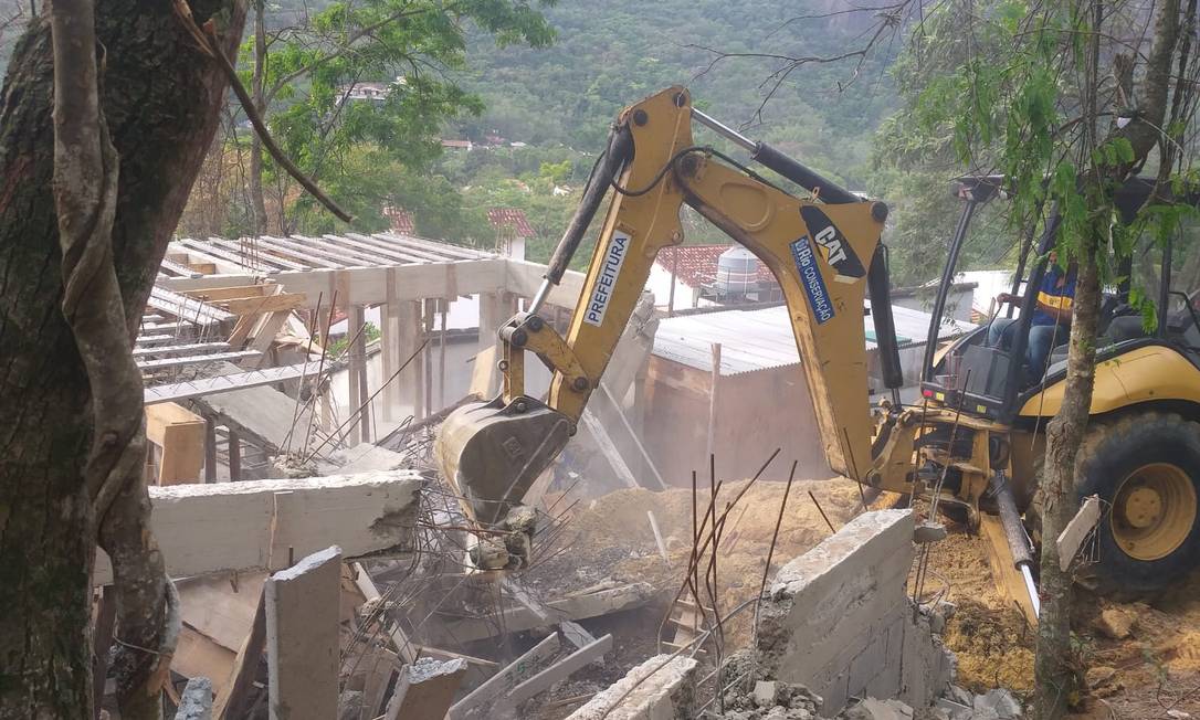 Máquina da secretaria de Meio Ambiente derruba construção irregular na Taquara Foto: Subprefeitura de Jacarepaguá / Divulgação