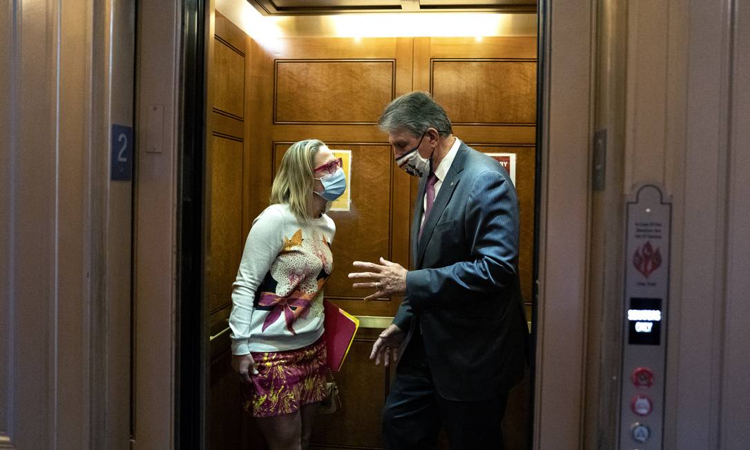 Senadores Kyrsten Sinema, do Arizona, e Joe Manchin, da Virgínia Ocidental, conversam no Capitólio Foto: STEFANI REYNOLDS / NYT/12-5-21