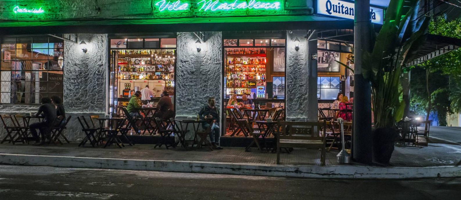 Bar Quitandinha, na Vila Madalena, retoma clientela Foto: Edilson Dantas / Agência O Globo