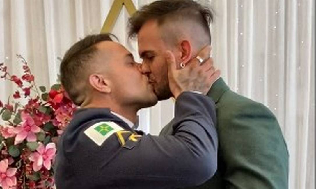 Soldado Henrique Harrison sofreu ofensas homofóbicas após uma foto com o companheiro Foto: Arquivo pessoal