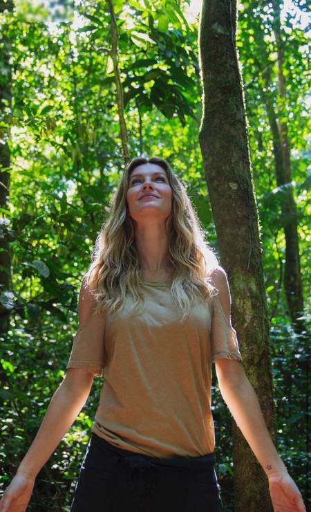 Gisele Bündchen diz que já 'arrancou' vários cabelos brancos