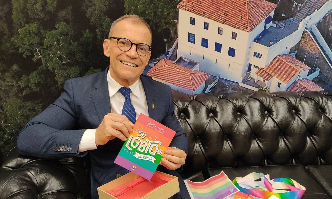 Fabiano Contarato divulga livro sobre LGBTQIA+: senador é o primeiro parlamentar da Casa a se assumir homessexual Foto: Reprodução/Twitter