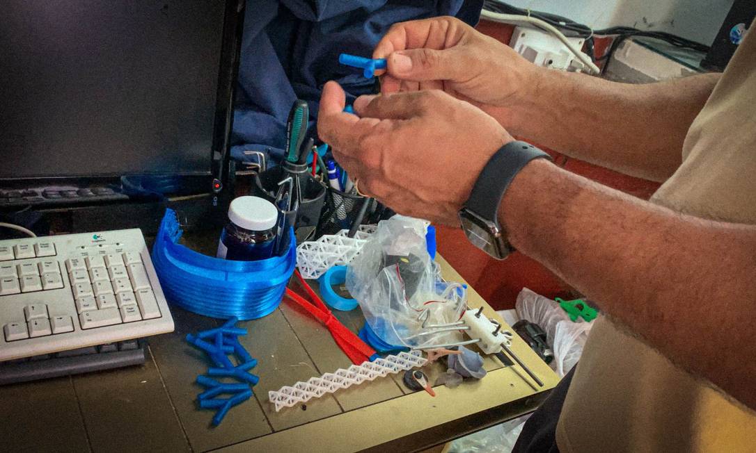 Abel Bajuelos, dono de negócio de impressoras 3D, é um dos beneficiados pela nova medida em Havana, capital de Cuba Foto: ADALBERTO ROQUE / AFP