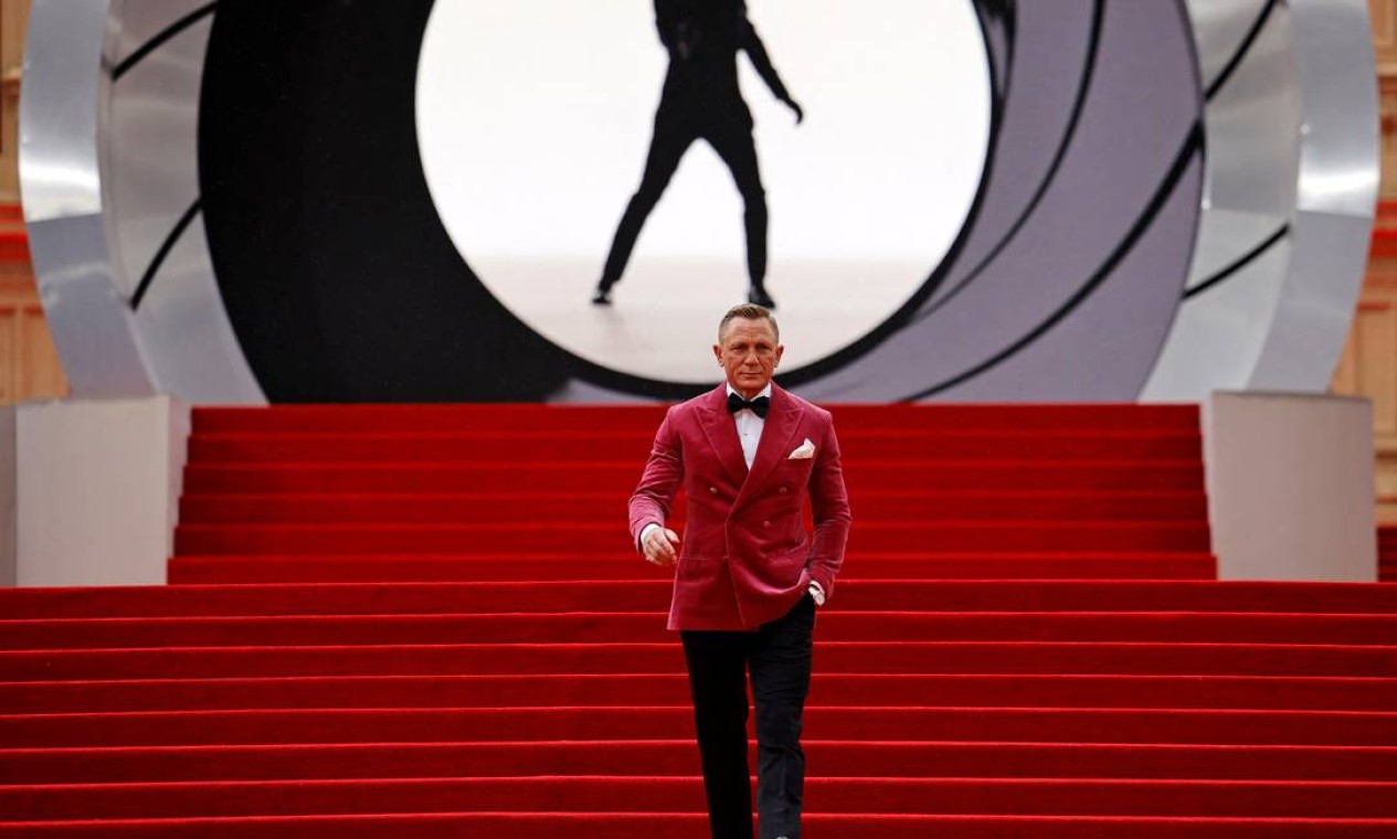 O ator inglês Daniel Craig chega para a estreia mundial do filme James Bond 007 "Sem tempo para morrer", no Royal Albert Hall, em Londres Foto: TOLGA AKMEN / AFP