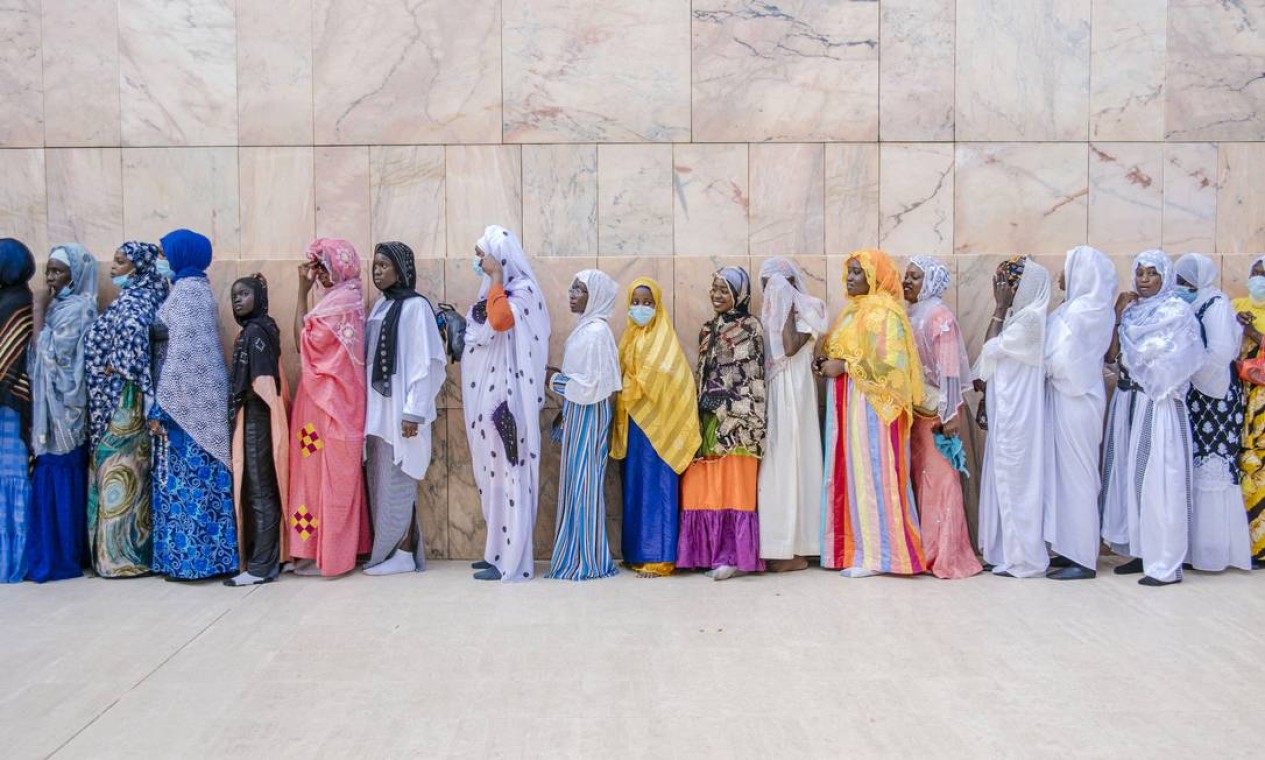 Peregrinos fazem fila para entrar na Grande Mesquita de Touba durante o Grande Magal de Mourides, na maior peregrinação muçulmana anual no Senegal Foto: CARMEN ABD ALI / AFP