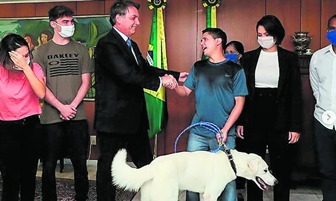 Jair e Michelle Bolsonaro devolvem Zeus, cachorro resgatado nos fundos do Planalto, ao dono, Nagib Foto: Divulgao