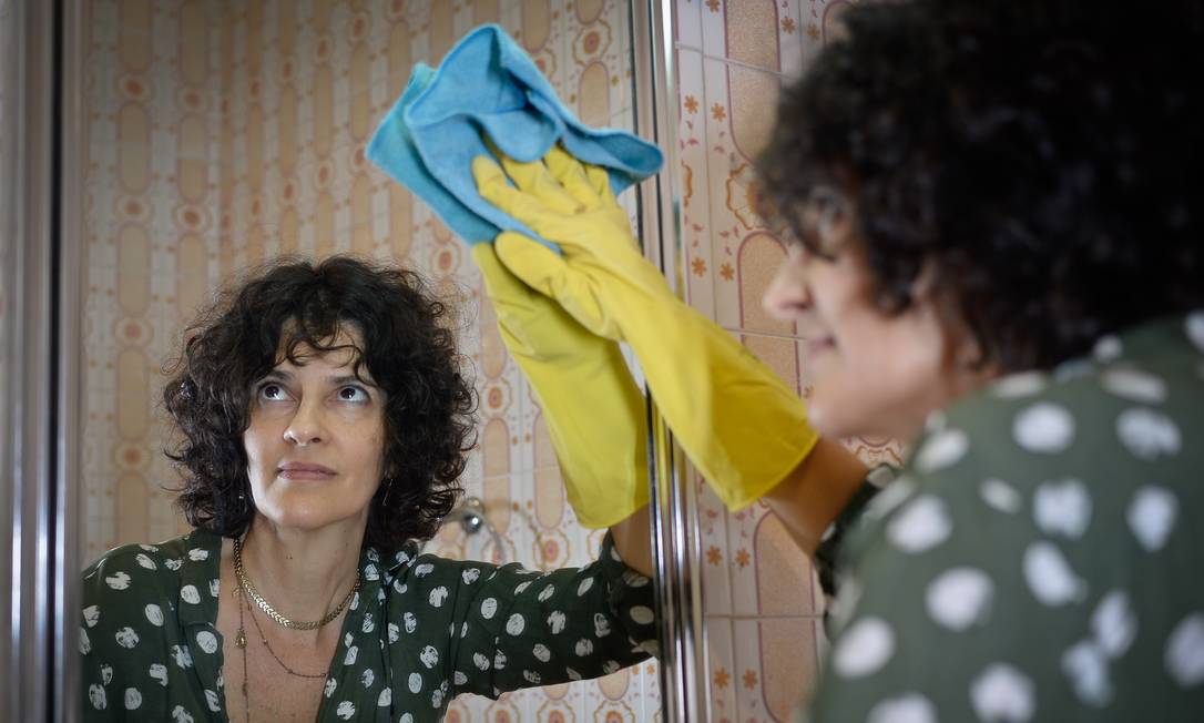 A produtora de eventos Adriana Serrano voltou a fazer limpezas constantes eu seu apartamento em São Paulo Foto: MARCO ANKOSQUI / Agência O Globo