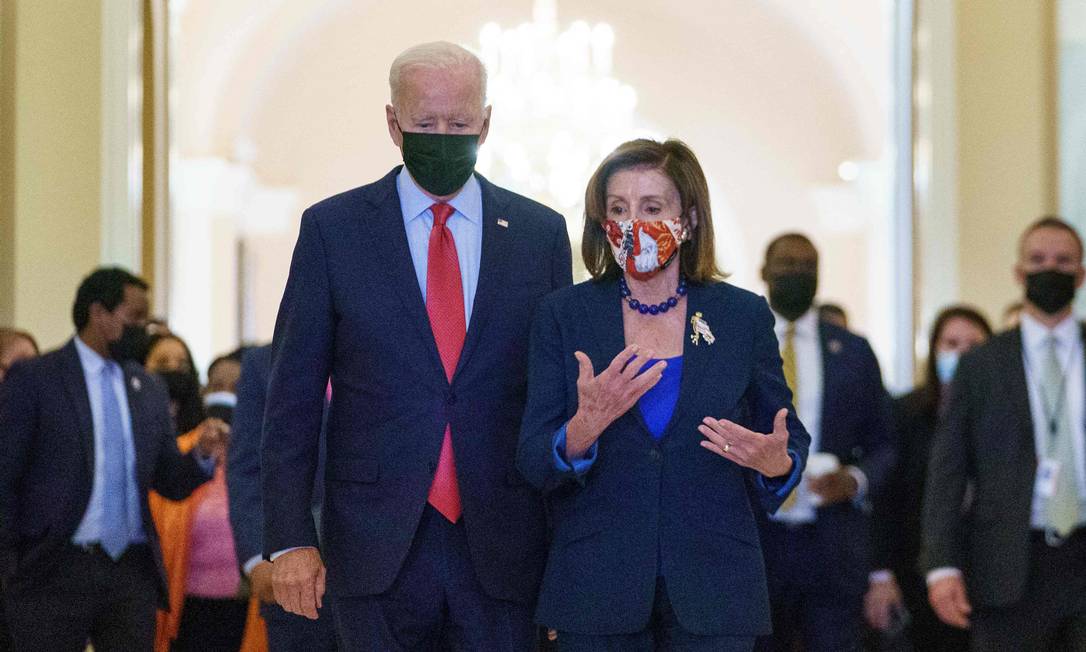 Presidente dos EUA, Joe Biden, deixa o Congresso ao lado da presidente da Câmara, Nancy Pelosi, depois de reunião com lideranças democratas Foto: MANDEL NGAN / AFP