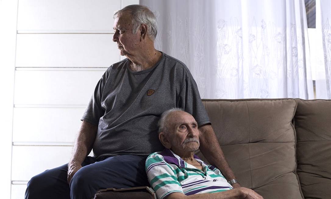 José Benigno e o filho Edson, de 72 anos, foram perseguidos presos e torturados durante a ditadura militar Foto: Maria Isabel Oliveira / Agência O Globo