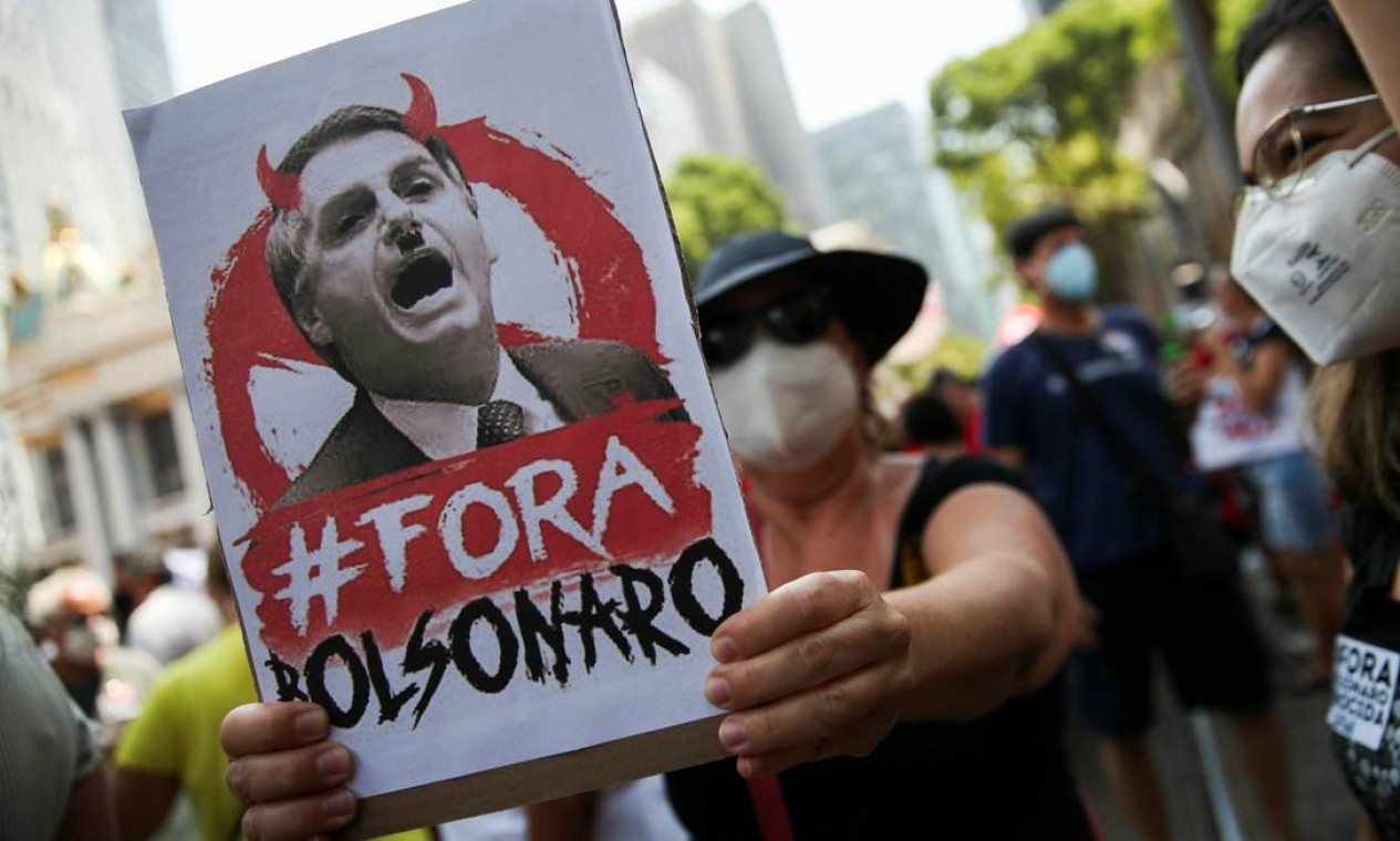 Manifestantes se reúnem no no Centro do Rio em ato contra o presidente Jair Bolsonaro na manhã deste sábado Foto: RICARDO MORAES / REUTERS