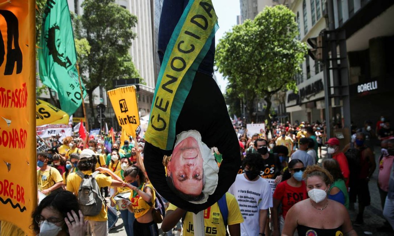 Um boneco representando o presidente e com a faixa "genocida" foi usado por manifestantes em ato no Rio neste sábado (2) Foto: RICARDO MORAES / REUTERS