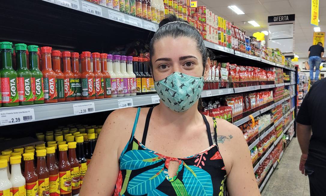 Millena Kapisch, 33 anos, autônoma, ficou mais atenta às mudanças nas embalagens com o aumento da inflaçãoFoto: Raphaela Ribas Foto: .