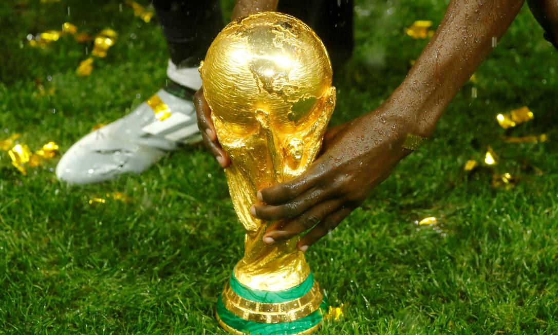 Taça da Copa do Mundo de 2018 erguida pela França Foto: KAI PFAFFENBACH / REUTERS