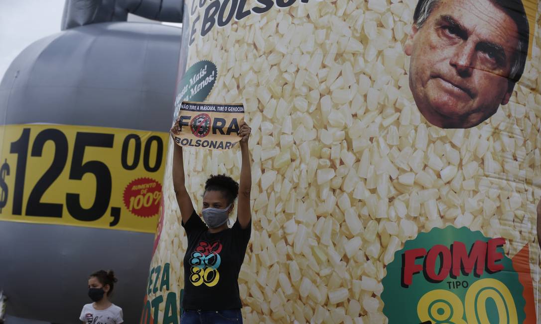 Botijão de gás e saco de arroz infláveis foram levados a manifestação em Brasília para chamar atenção ao avanço da inflação Foto: Pablo Jacob / Agência O Globo