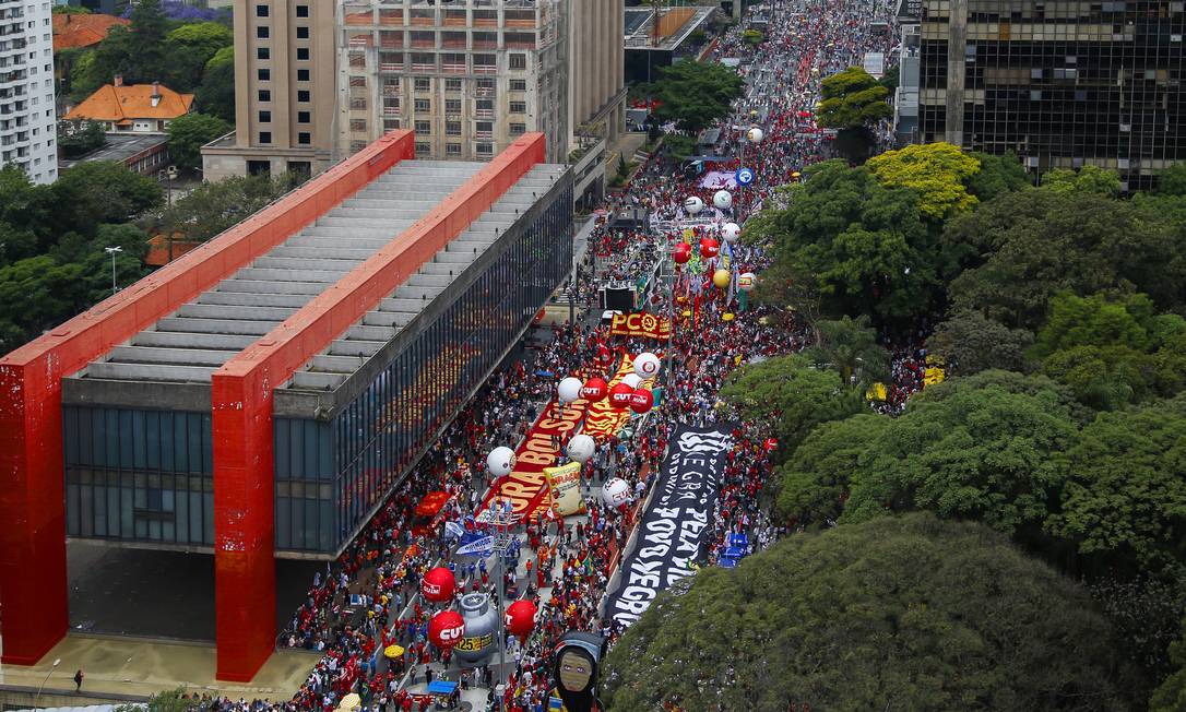 Em ato contra o governo Jair Bolsonaro na capital paulista, organizado por movimentos sociais e partidos de esquerda, manifestantes se concentraram em frente ao Masp Foto: Edilson Dantas / Agência O Globo/02-10-2021