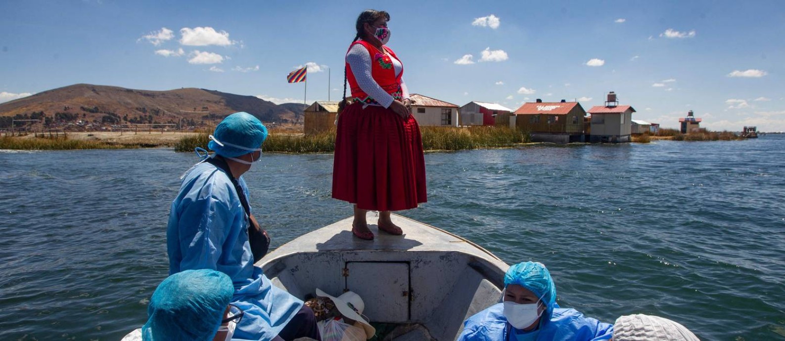 Funcionários do Ministério da Saúde do Peru entregam vacinas nas ilhas flutuante de Uros, no Lago Titicaca: compras demoraram a ser efetivadas Foto: Carlos Mamani / AFP