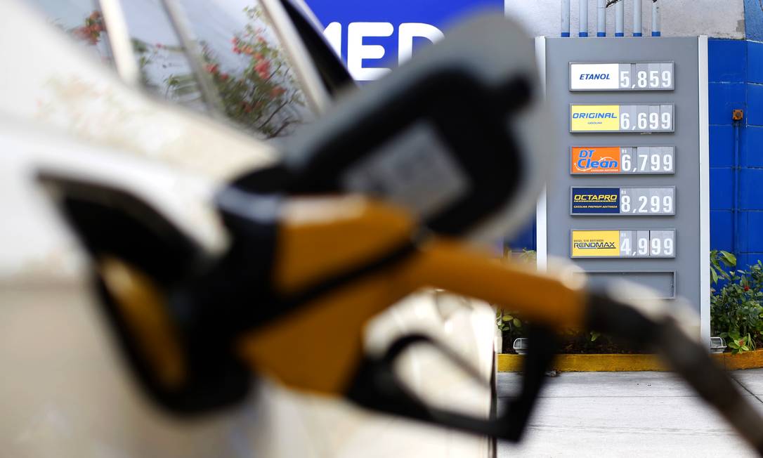 Preço dos combustíveis atormenta brasileiro com escalada motivada por alta internacional do preço do petróleo Foto: Fábio Rossi / Agência O Globo