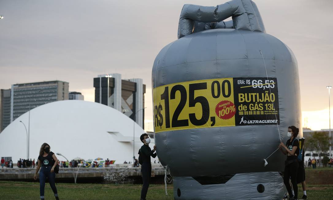 Manifestantes em Brasília erguem um botijão de gás inflável para criticar a alta dos preços: inflação preocupa o Planalto e gera divisão entre opositores na corrida para 2022 Foto: Pablo Jacob / Agência O Globo