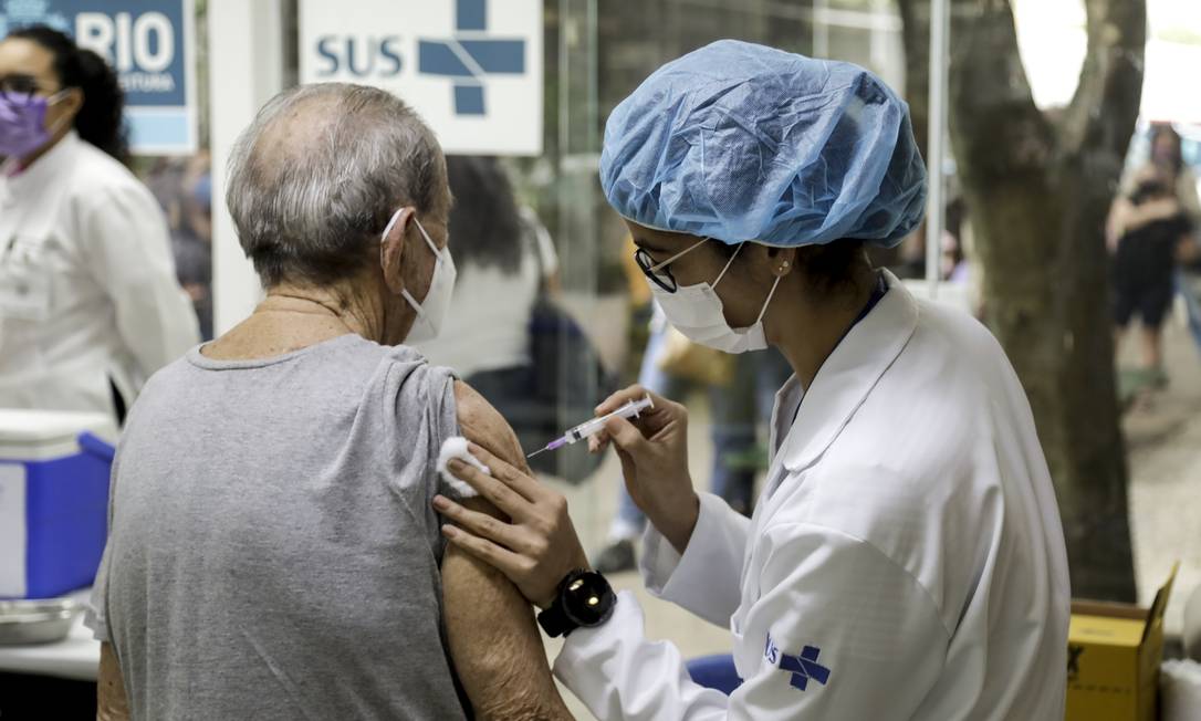Aplicação da terceira dose da vacina contra Covid-19 a idosos em Copacabana Foto: Gabriel de Paiva / Agência O Globo