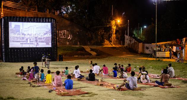 https://ogimg.infoglobo.com.br/in/25222713-d8d-273/FT631A/95499723_RI-Rio-de-Janeiro-RJ-29-09-2021Cinema-itineranteProjeto-Cine-Bike-In-na-comunidade-Ca.jpg