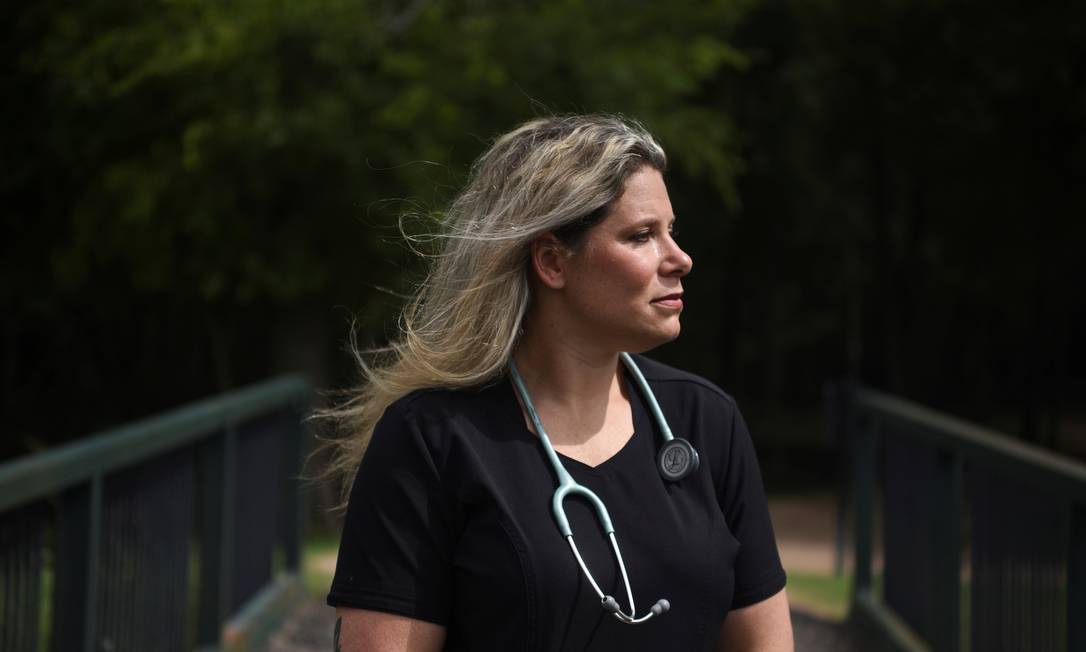 A enfermeira Jennifer Bridges, de 39 anos, que foi demitida de um hospital em Houston, nos EUA, após se recusar a tomar a vacina contra a Covid Foto: Callaghan O'Hare / Reuters
