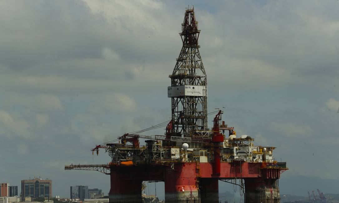 Plataforma de petróleo na Baía da Guanabara Foto: Antonio Scorza/Agência O Globo/10-03-2021