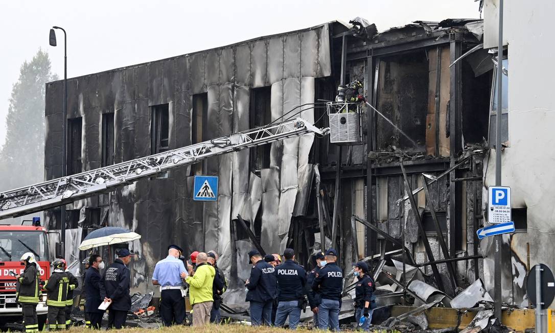 Oito pessoas morreram após avião cair e se chocar contra prédio na Itália Foto: FLAVIO LO SCALZO / REUTERS
