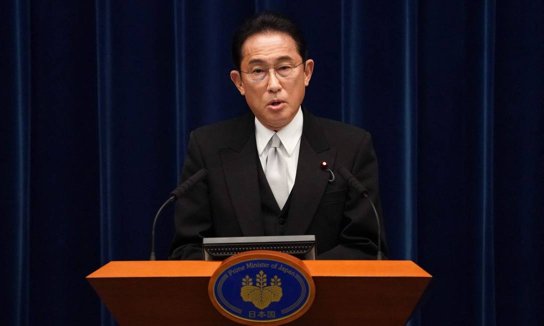 Fumio Kishida, novo premier do Japão, durante suas primeiras declarações à imprensa após ser formalmente escolhido pelo Parlamento Foto: TORU HANAI / AFP